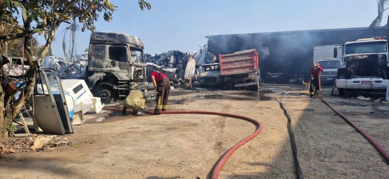 Incêndio em oficina no Tarumã, Manaus, destrói veículos