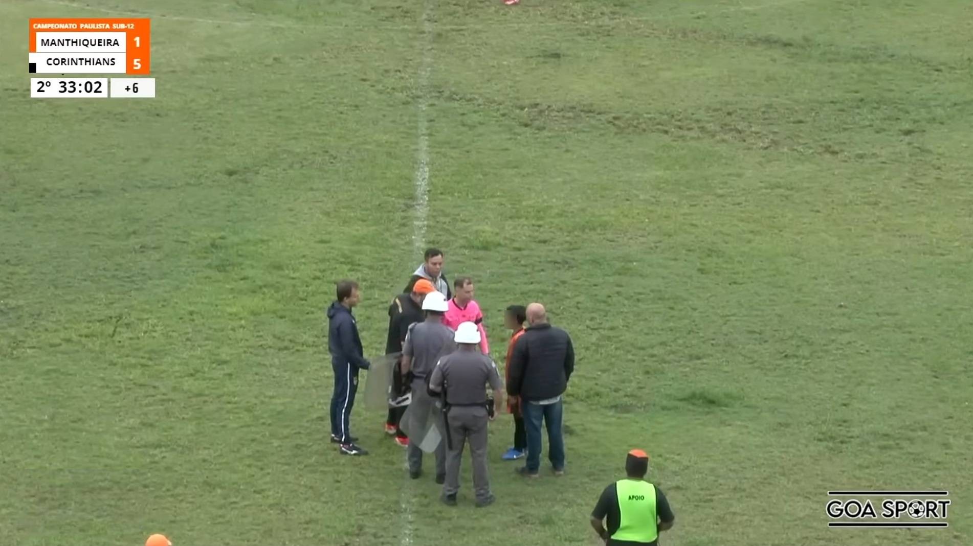 Torcedora é presa acusada de racismo contra menino de 12 anos em jogo de futebol