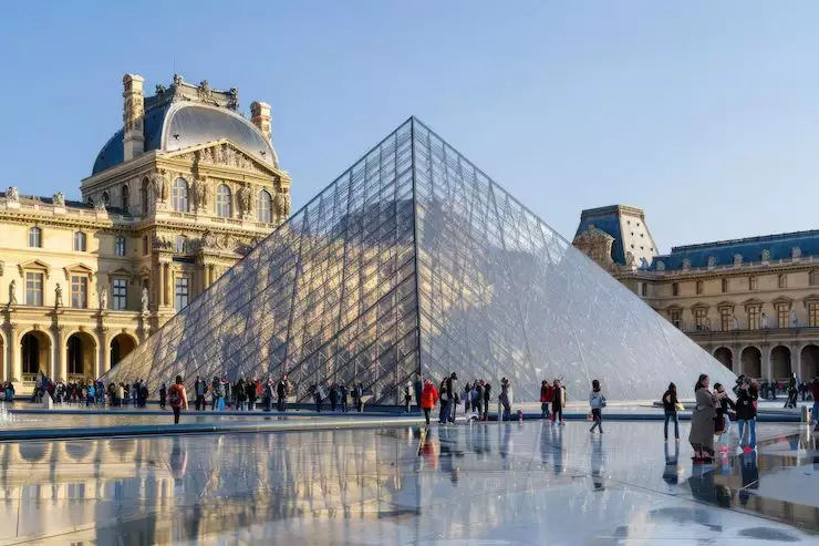 Audacioso Roubo no Louvre: Ladrões Tentam Levar Joias da Coroa com Motosserra e Acabam Presos