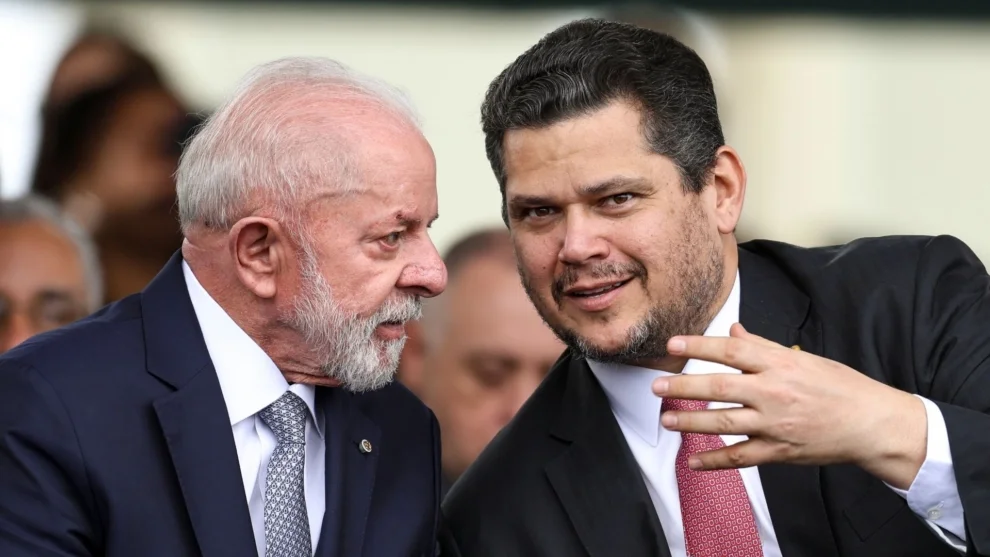 Alcolumbre Atua para Derrubar Vetos de Lula em Licenciamento Ambiental, Visando Exploração de Petróleo no Norte