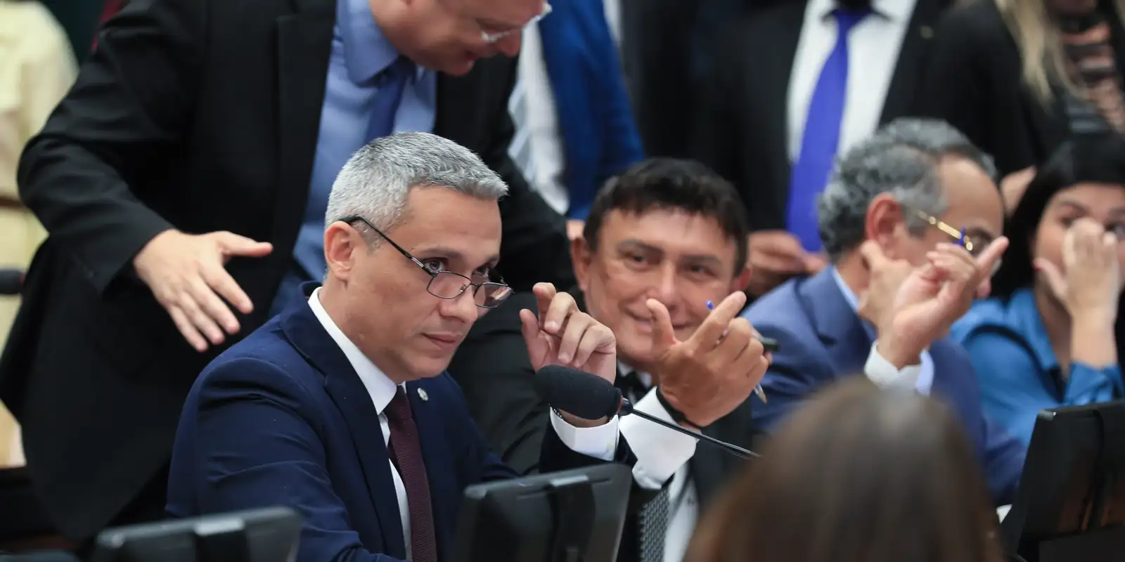 Câmara dos Deputados Suspende Ação Penal do STF Contra Gustavo Gayer