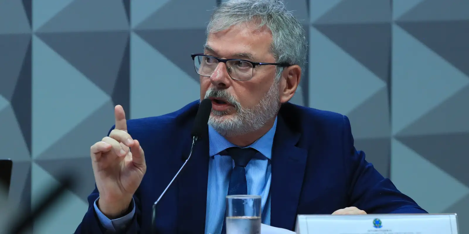 Ex-Diretor do INSS Nega Influência Política em Meio a Investigações da CPMI