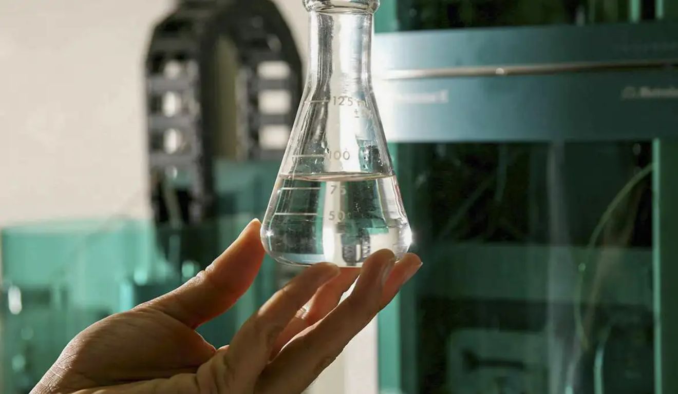 Alerta Nacional: Intoxicação por Metanol Dispara e Causa Mortes no Brasil