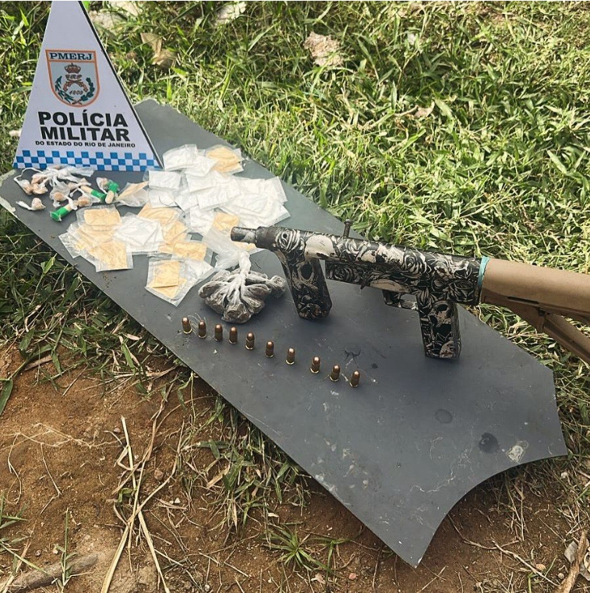 Homem é preso com armas e drogas em Campos