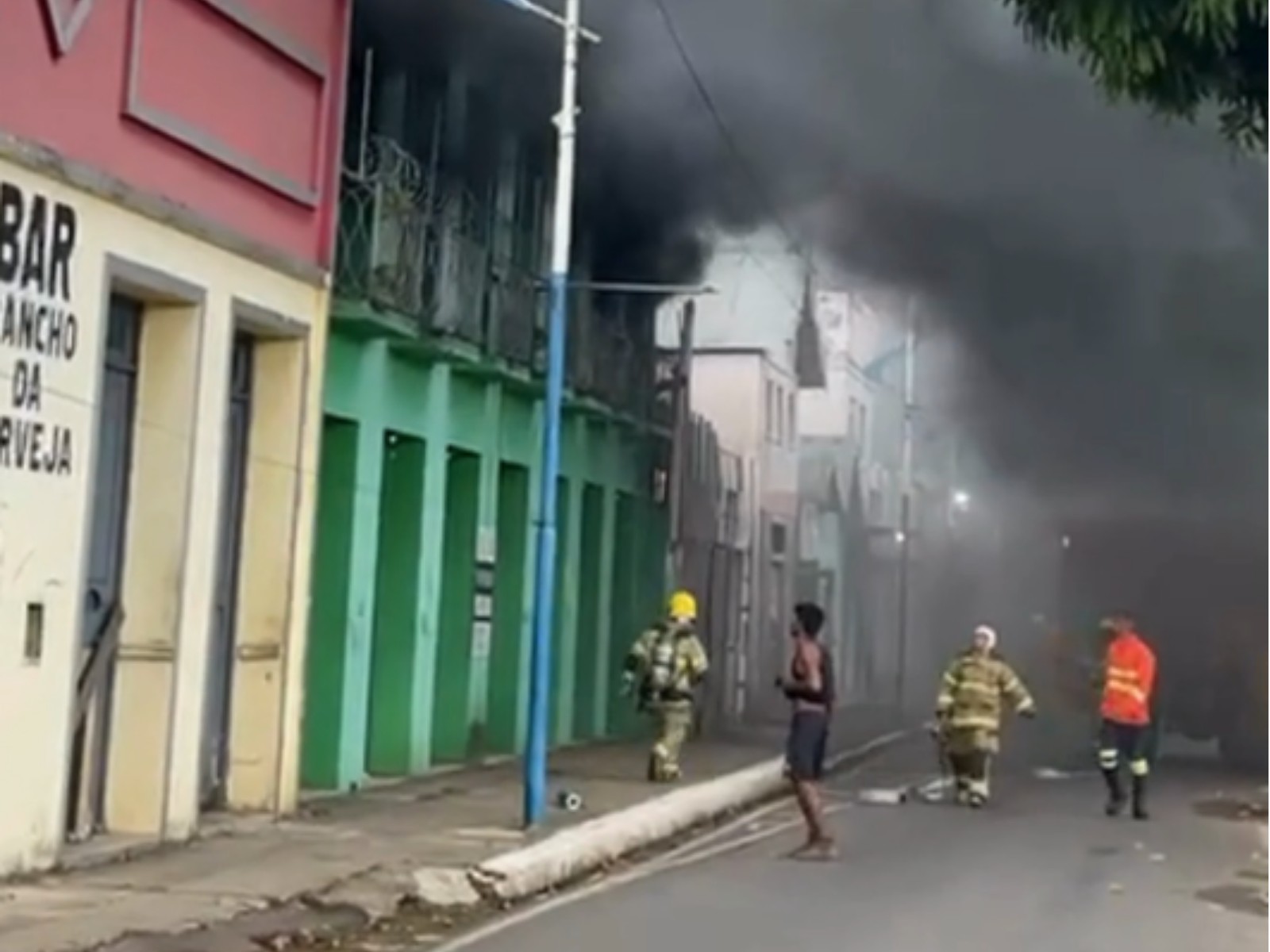 Incêndio atinge estrutura antiga no Calçadão da Gameleira, em Rio Branco