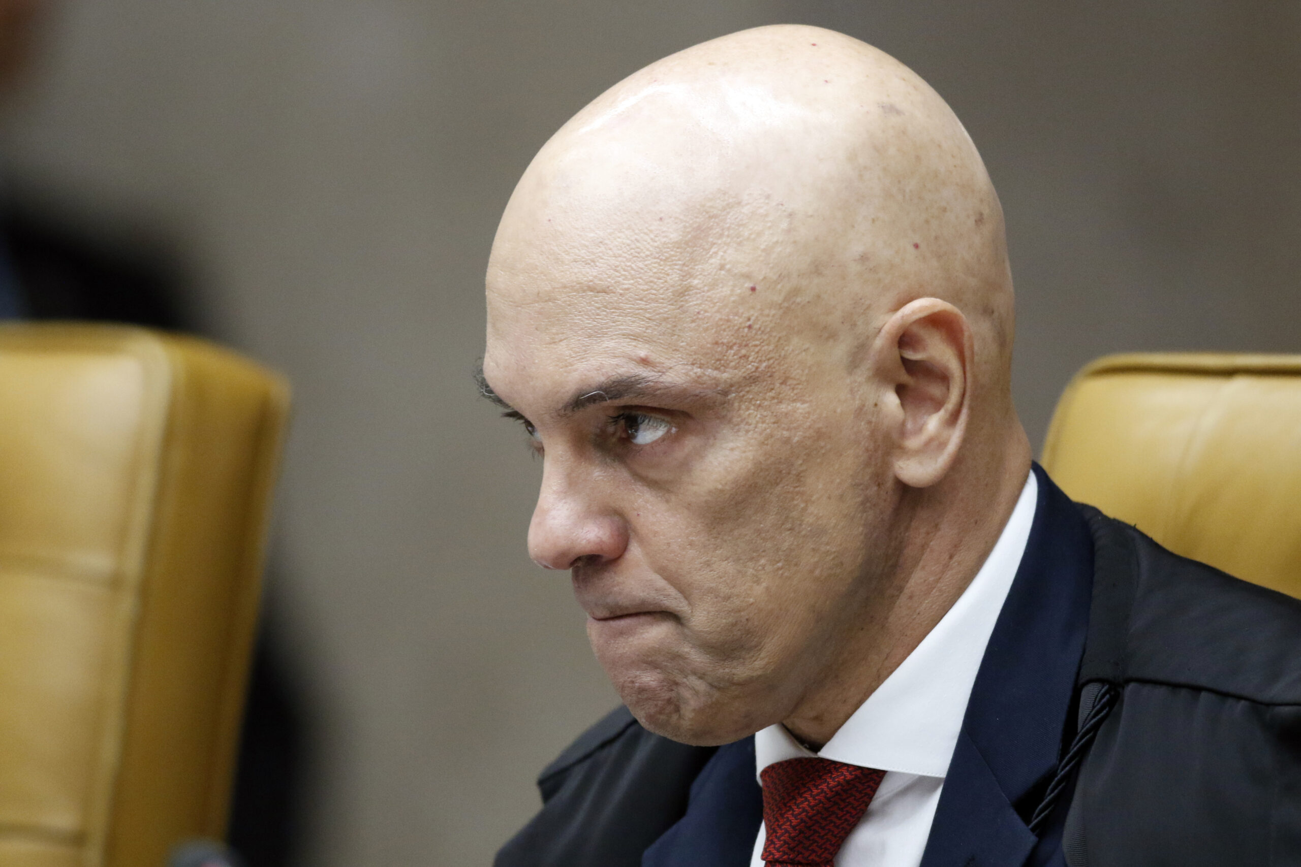 Alexandre de Moraes Ovacionado em Show de Alcione em Brasília com Gritos de ‘Sem Anistia’