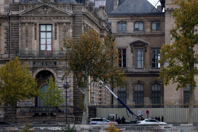 Roubo espetacular das joias do Louvre em oito minutos