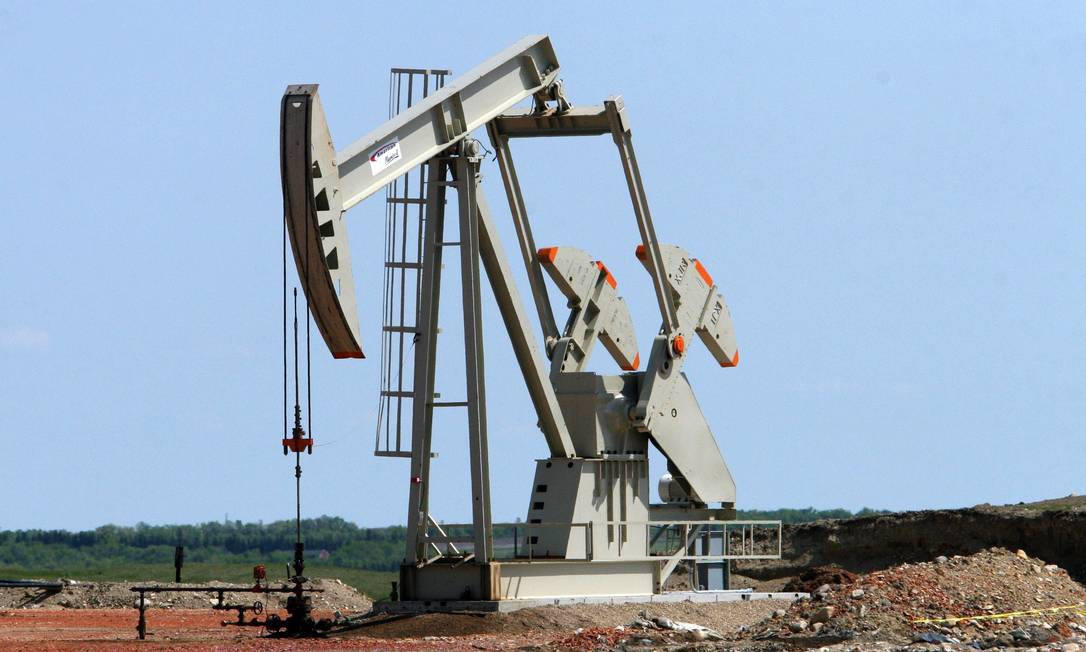 Petróleo fecha em alta impulsionado por tensões geopolíticas e sinais de distensão comercial
