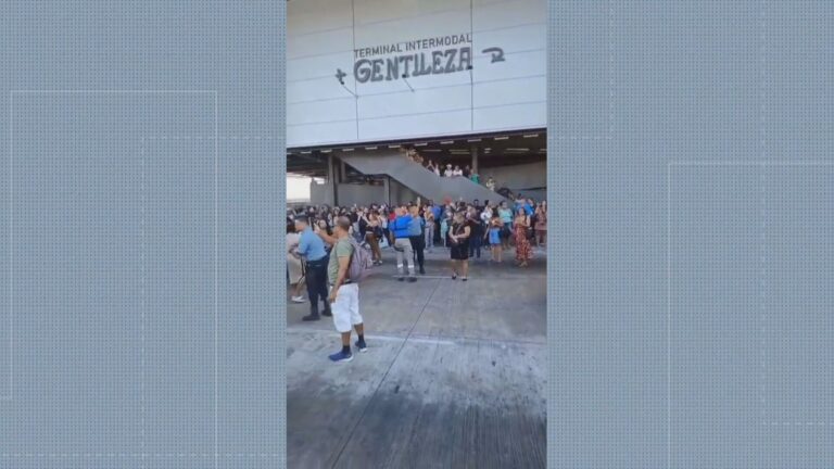 Protestos e filas marcam redução de ônibus no Terminal Gentileza