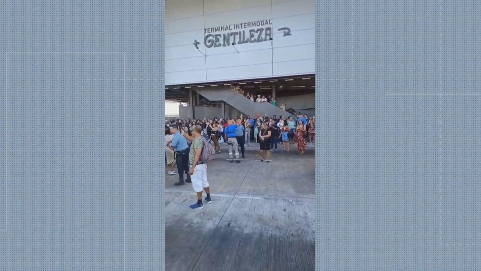 Protestos e filas marcam redução de ônibus no Terminal Gentileza