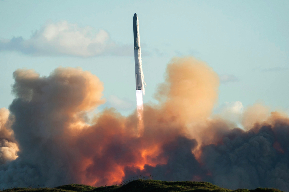 Starship da SpaceX Atinge Novo Marco em Voo de Teste, Impulsionando Planos para Lua e Marte