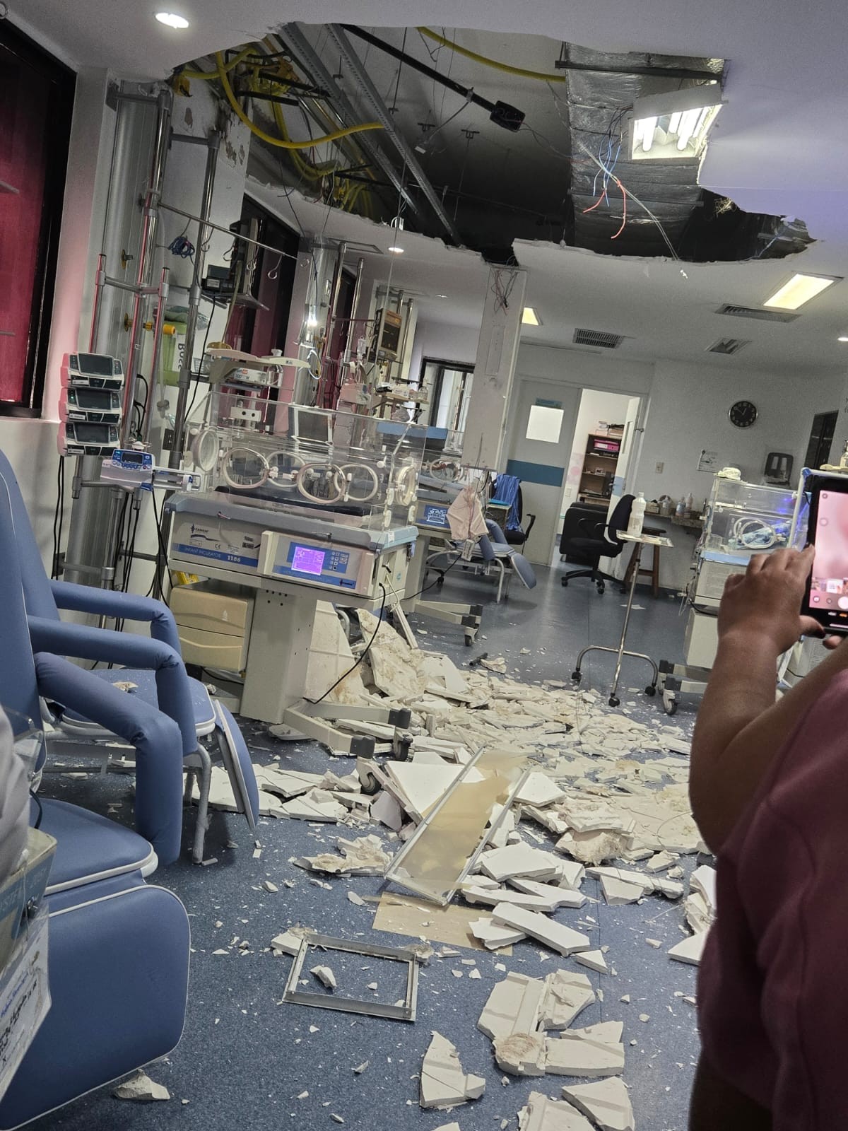Teto de gesso cai em UTI de bebês em hospital no Recife