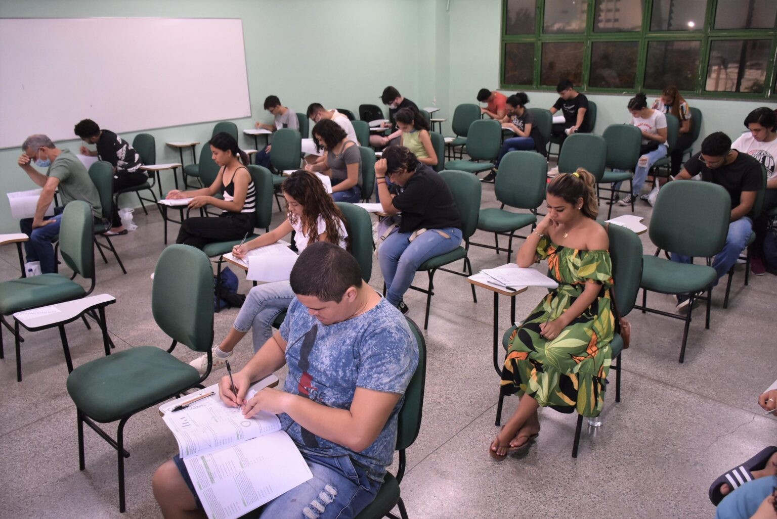 Vestibular 2025 da UEA começa com prova de conhecimentos gerais