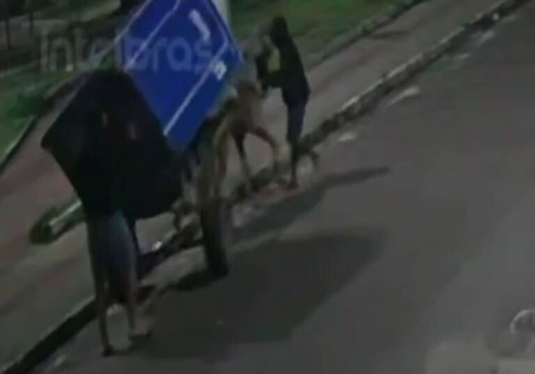 Dupla furta banheiro químico em Aracaju