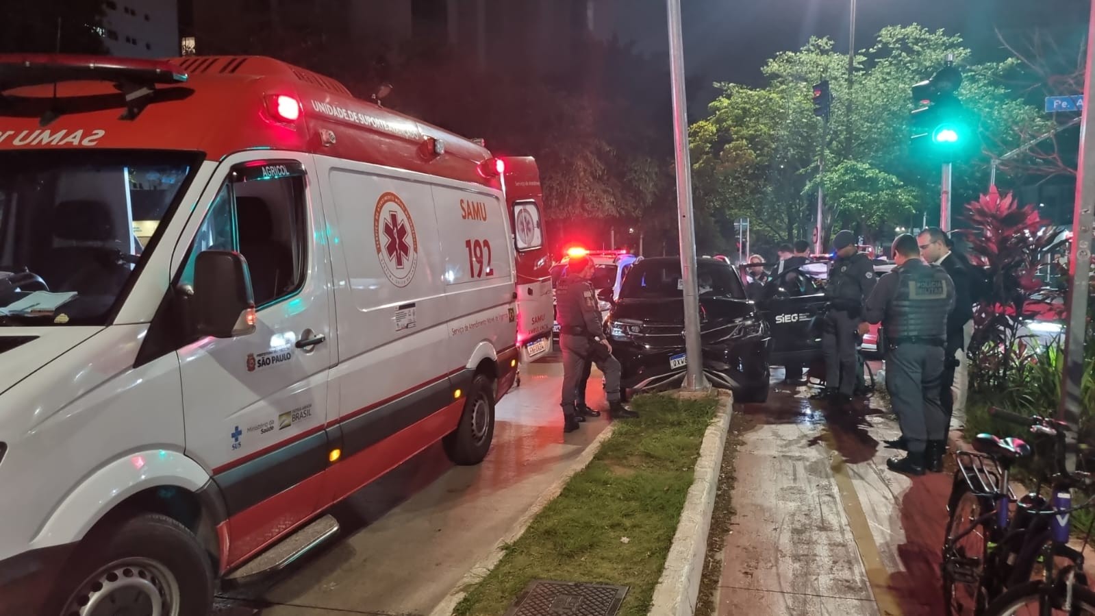 Motorista tem convulsão e bate carro em poste em SP