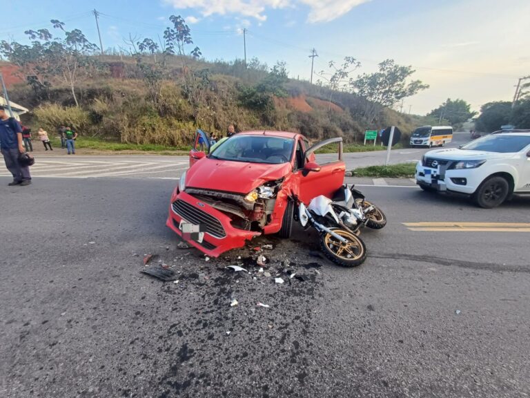 Acidente entre carro e moto deixa feridos em Barra do Piraí