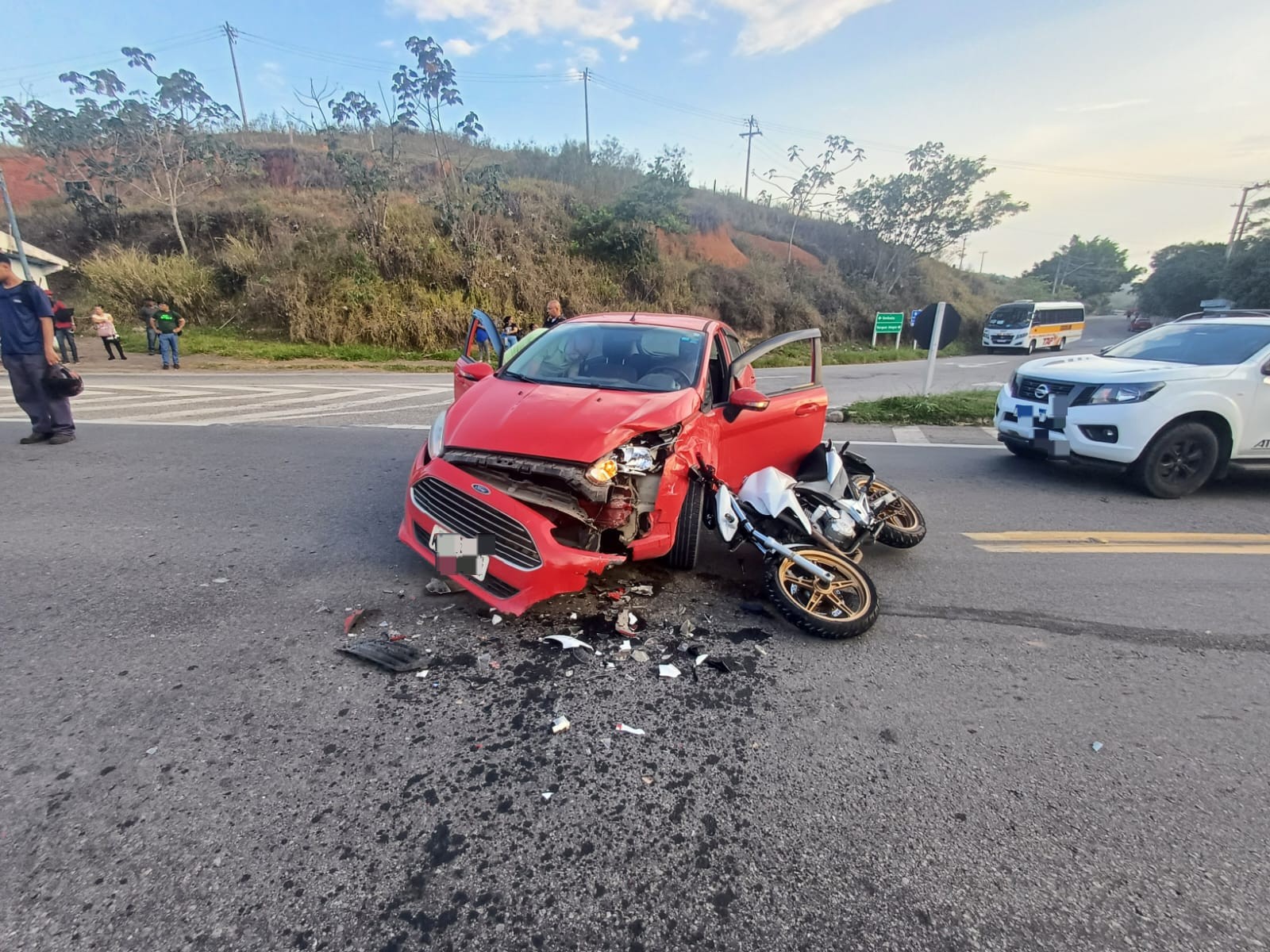 Acidente entre carro e moto deixa feridos em Barra do Piraí