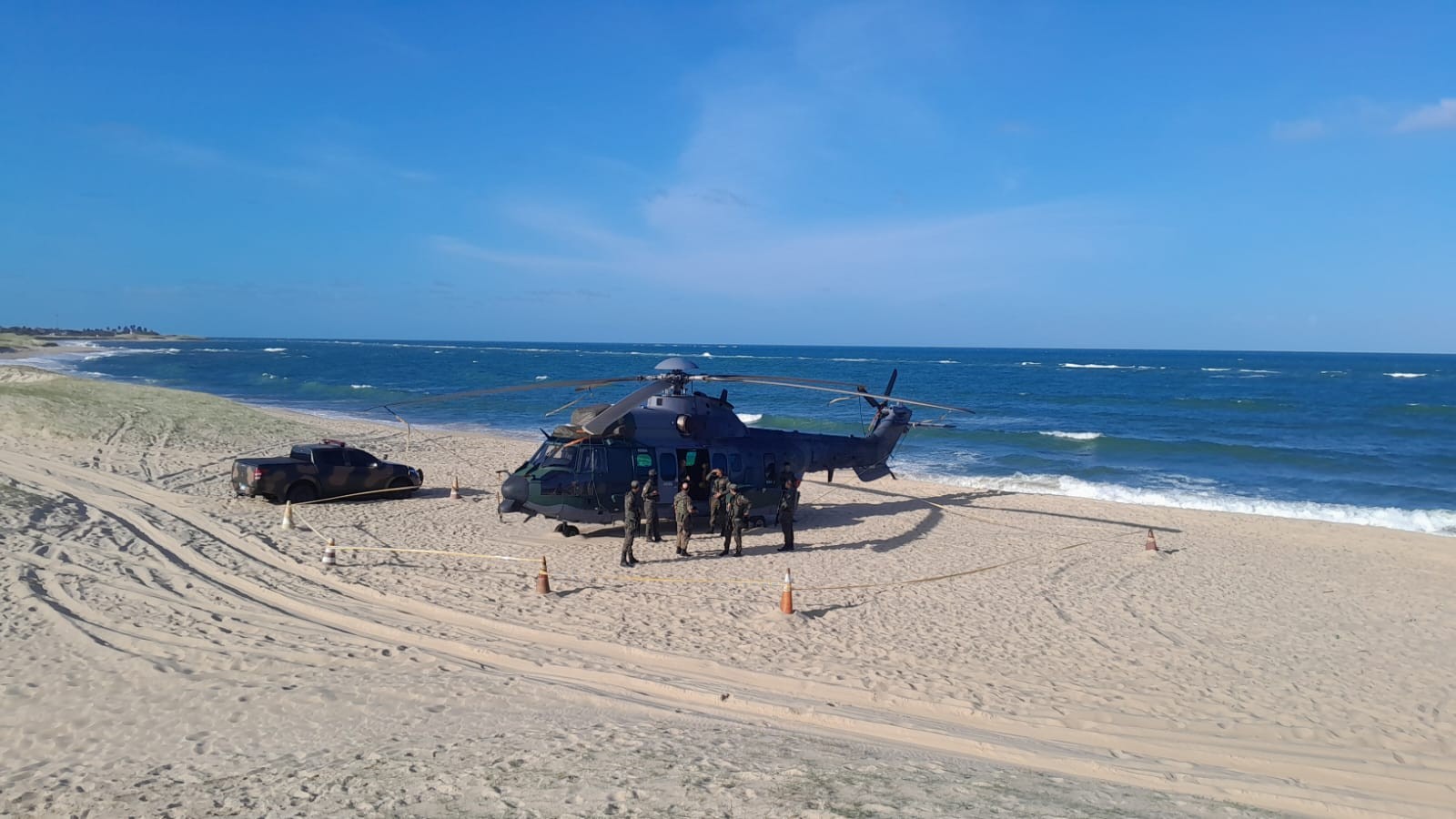 Helicóptero da FAB levanta voo após pouso de emergência na praia