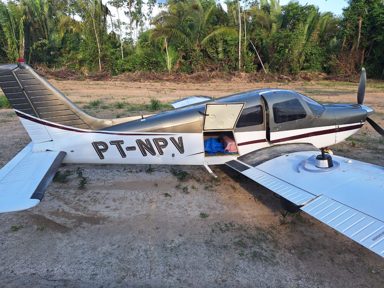 Polícia Federal apreende avião com meia tonelada de drogas em RO