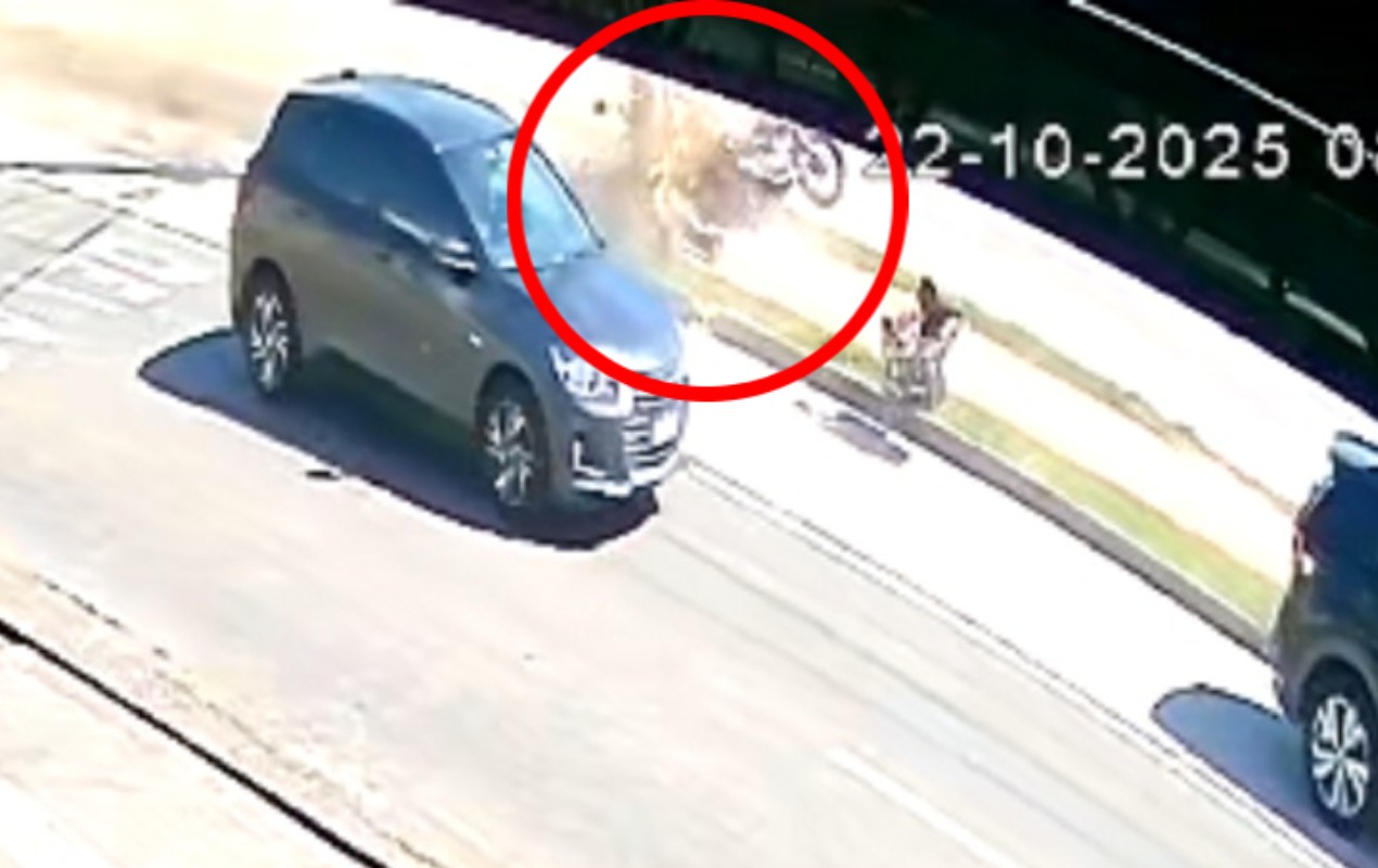 Motociclista morre ao ser atingido por carro e arremessado contra poste