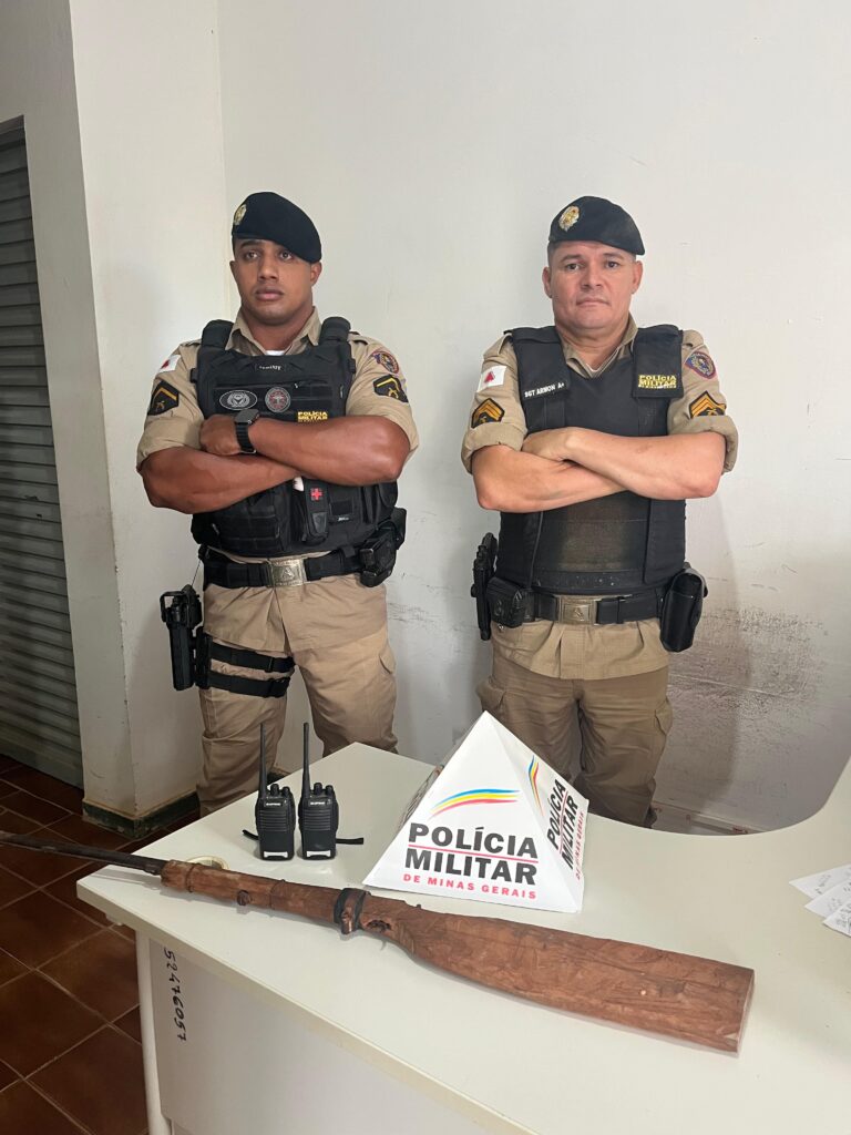 Homem com mandado de prisão é encontrado em mata com rádio