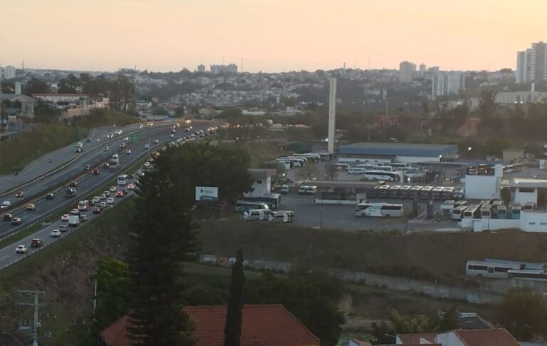 Engavetamento provoca congestionamento na Raposo Tavares em Sorocaba