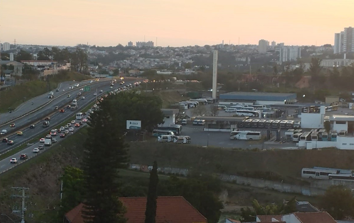 Engavetamento provoca congestionamento na Raposo Tavares em Sorocaba