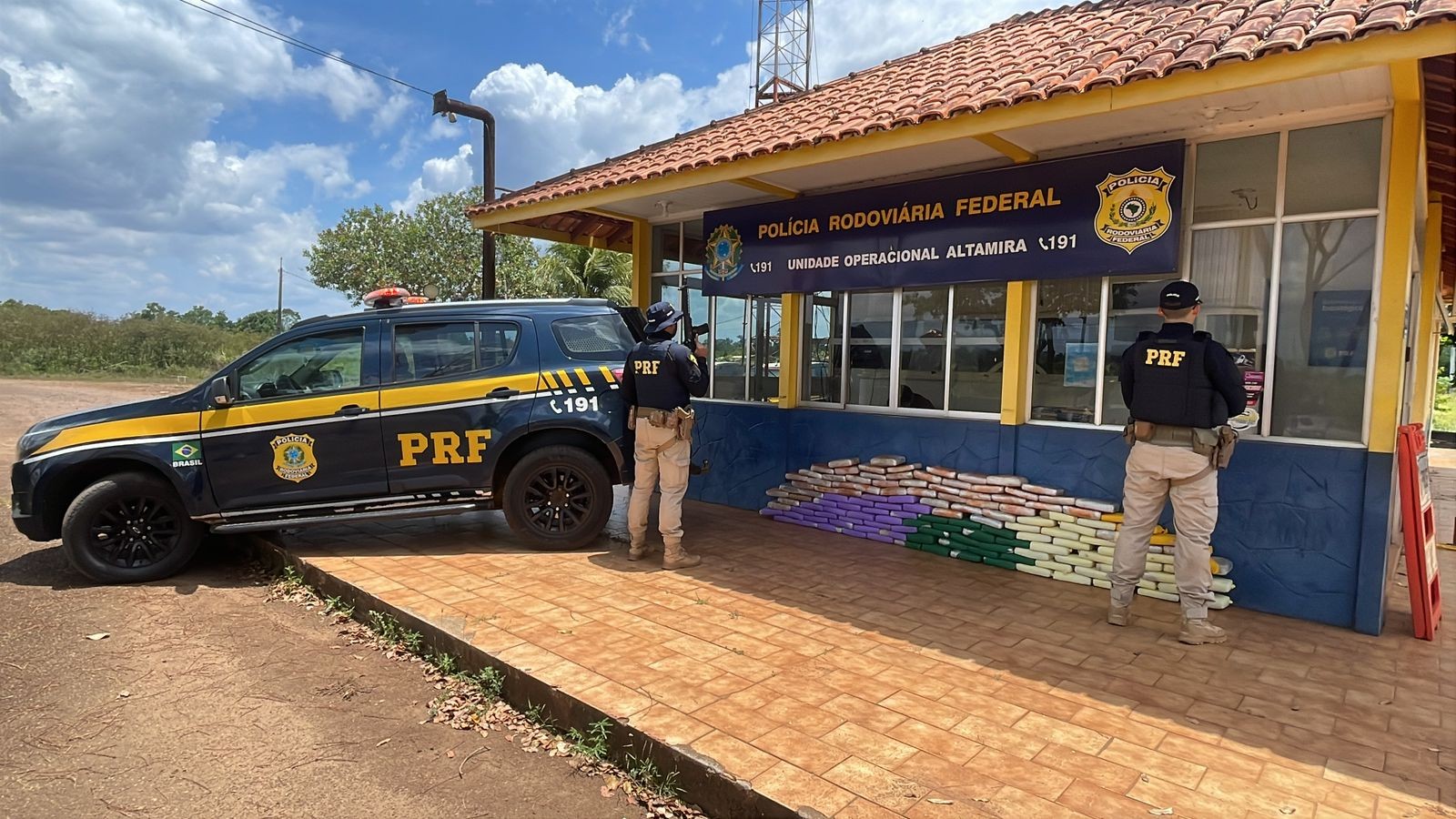 PRF apreende caminhão com 145 kg de skunk em Altamira