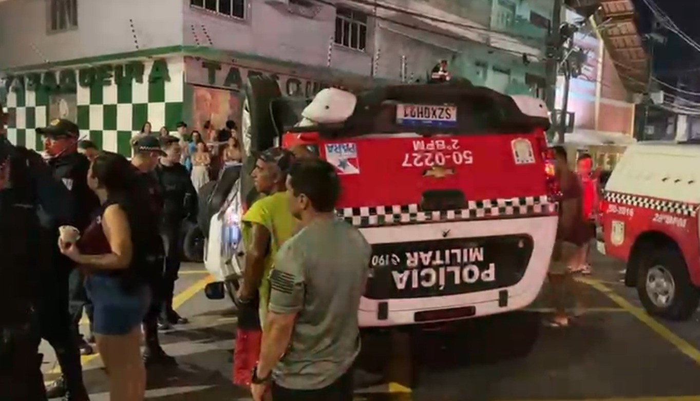 Viatura da PM capota após ser atingida por outro veículo em Belém