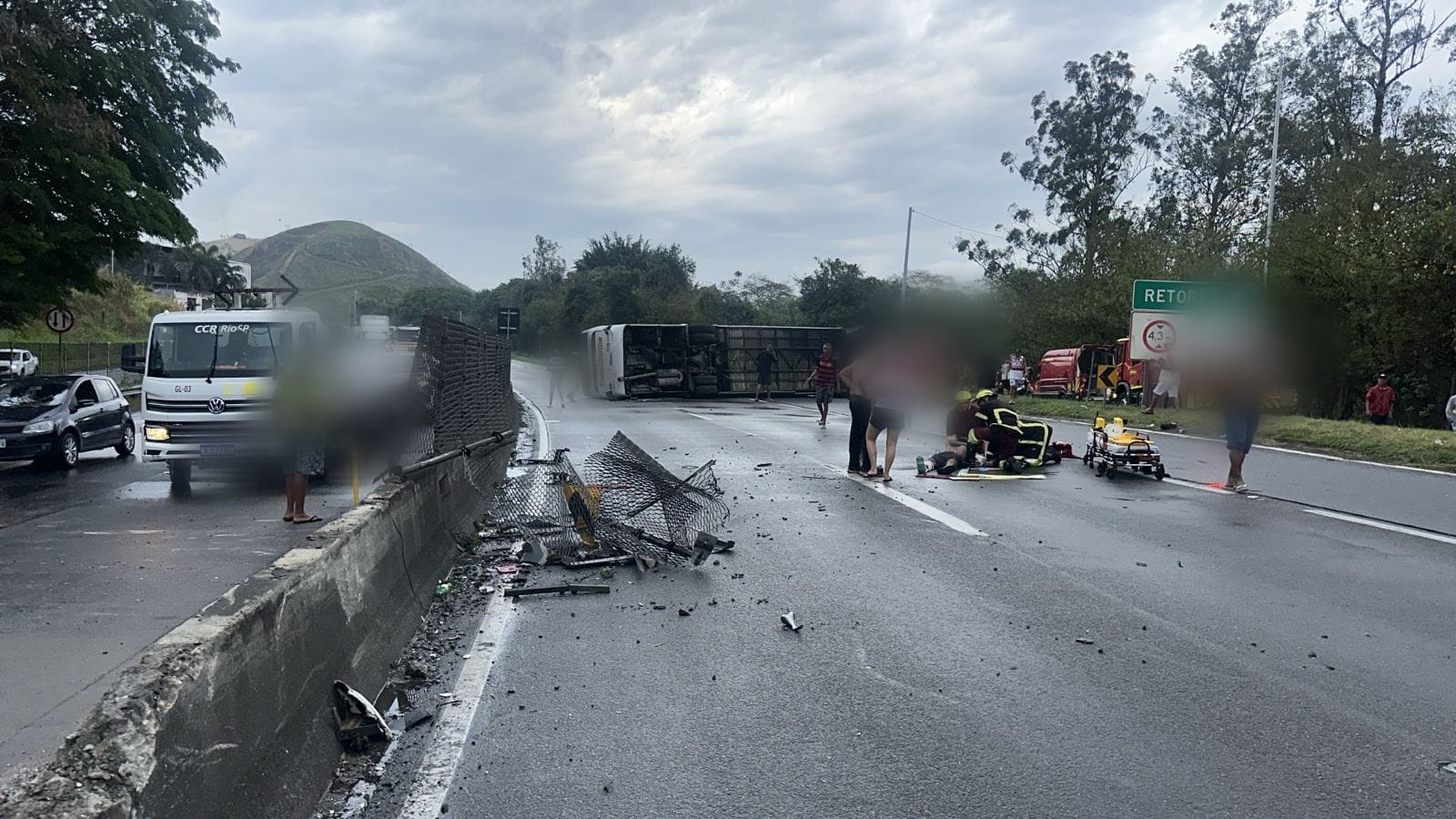 Acidente com ônibus de torcedores do Flamengo na Via Dutra