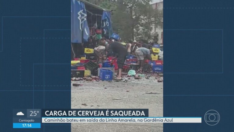 Caminhão de cerveja tomba e é saqueado na Gardênia, Rio