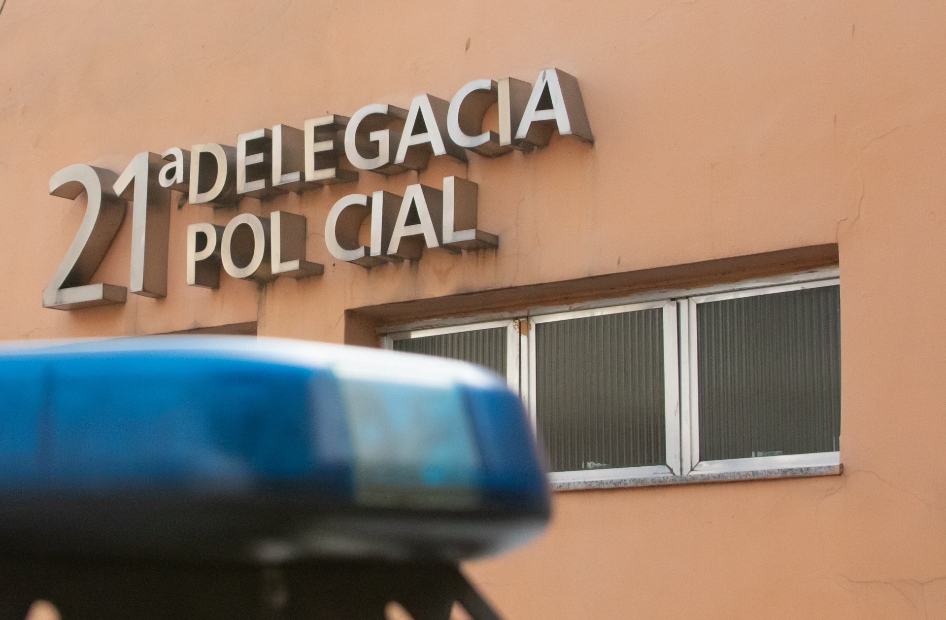 Mulher trans e adolescente são detidas por extorsão após encontro em motel no Rio