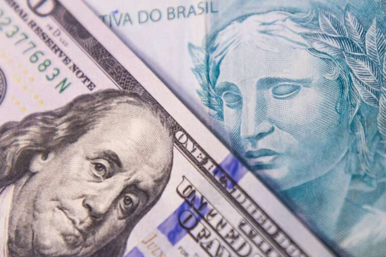 Dólar inicia jornada em alta com Caged e Galípolo em foco