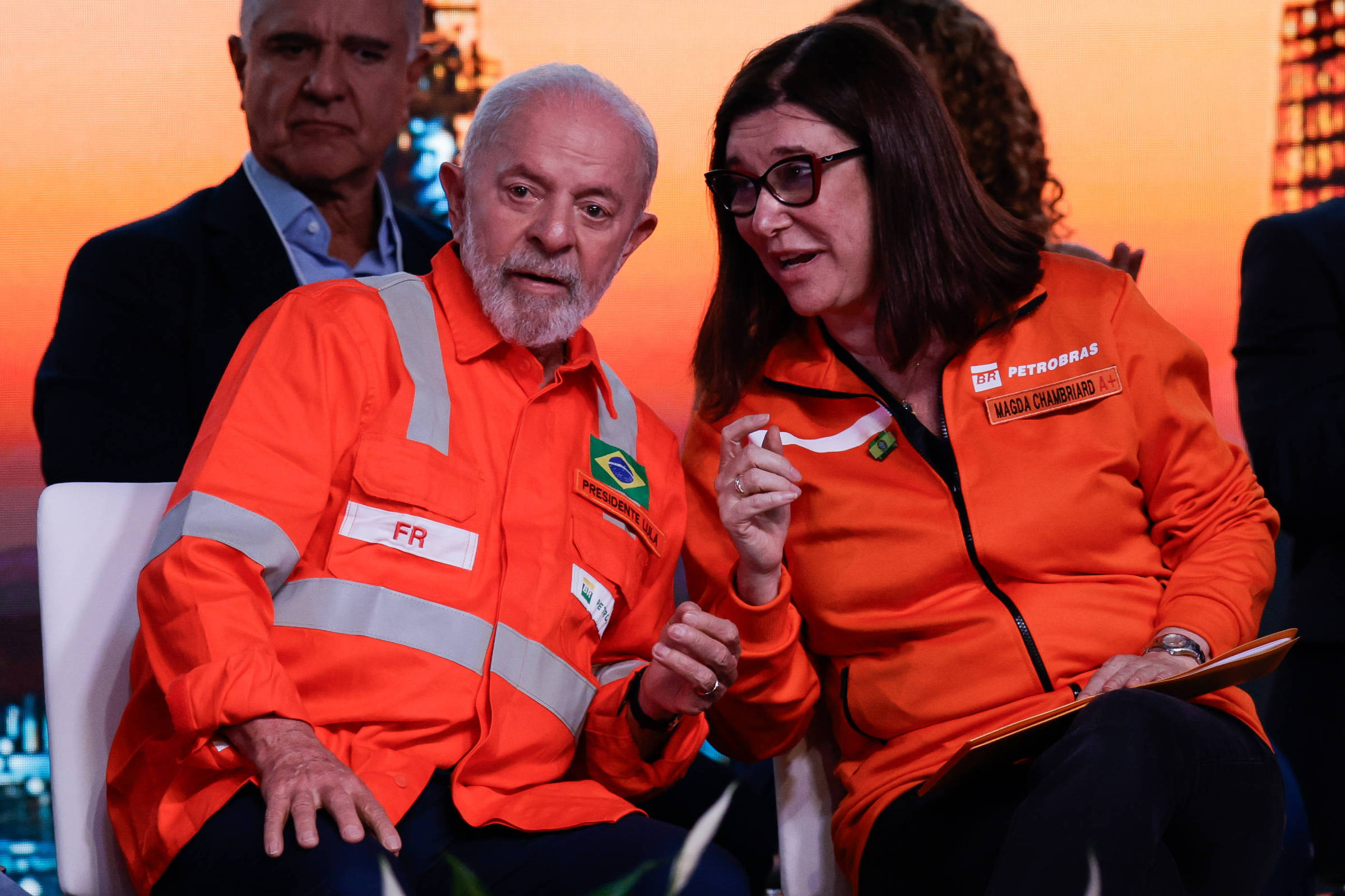 Petrobras planeja cortes em investimentos devido à queda no preço do petróleo