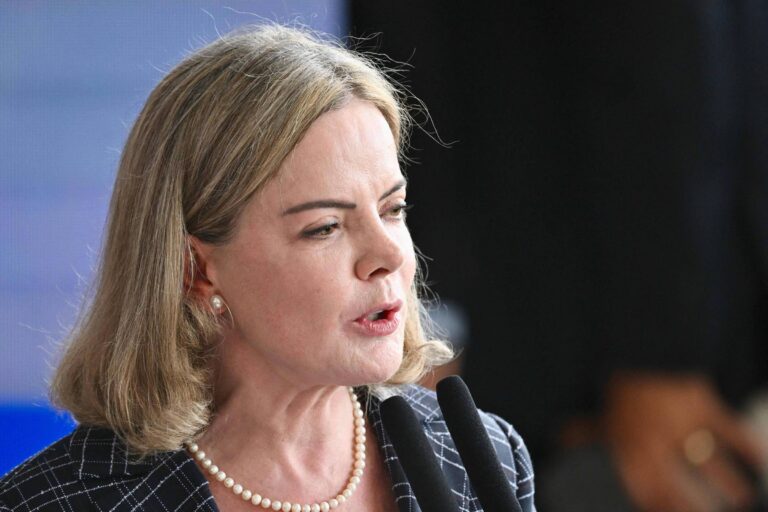 Gleisi Hoffmann comenta prisão de Bolsonaro e coação à Justiça