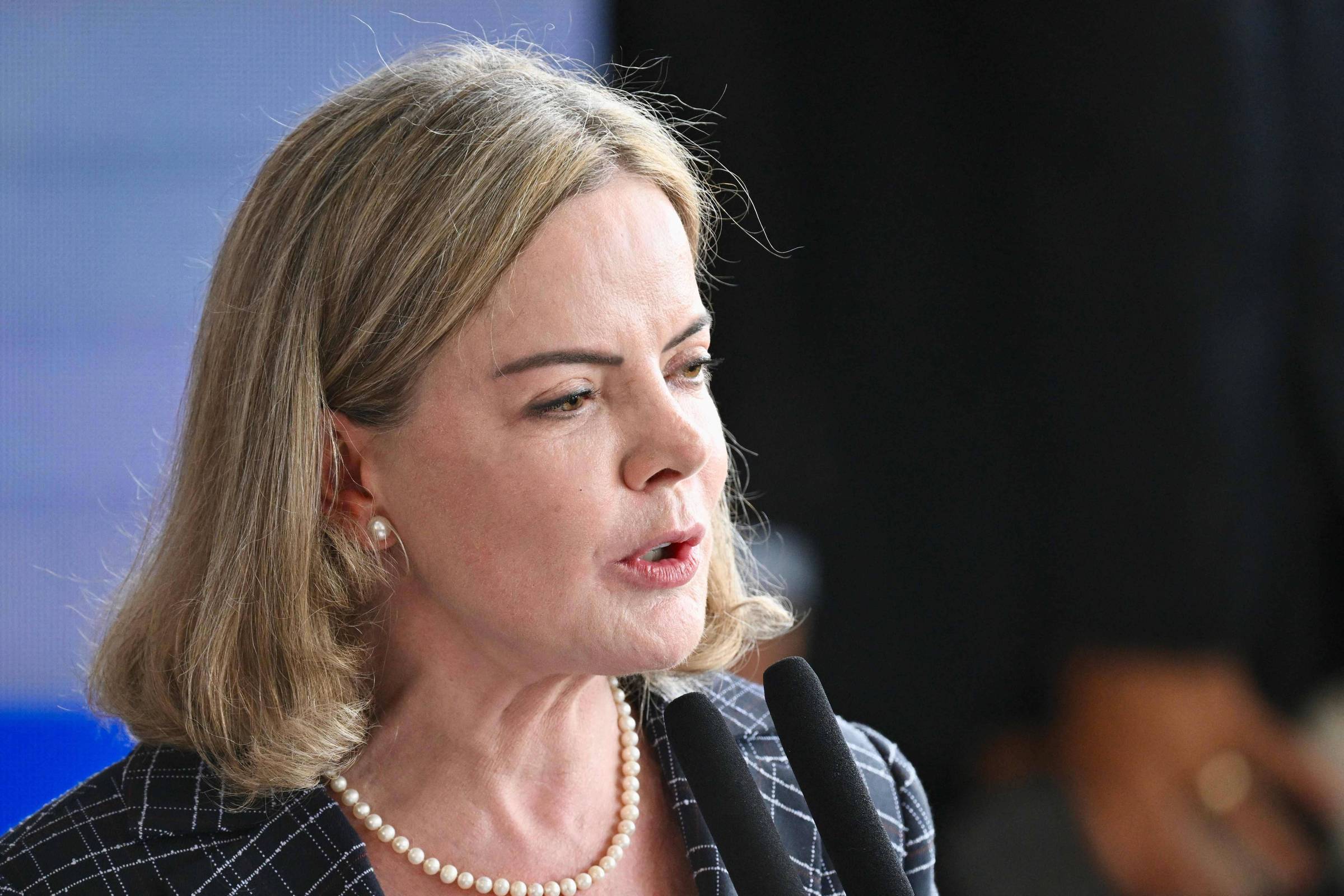 Gleisi Hoffmann comenta prisão de Bolsonaro e coação à Justiça