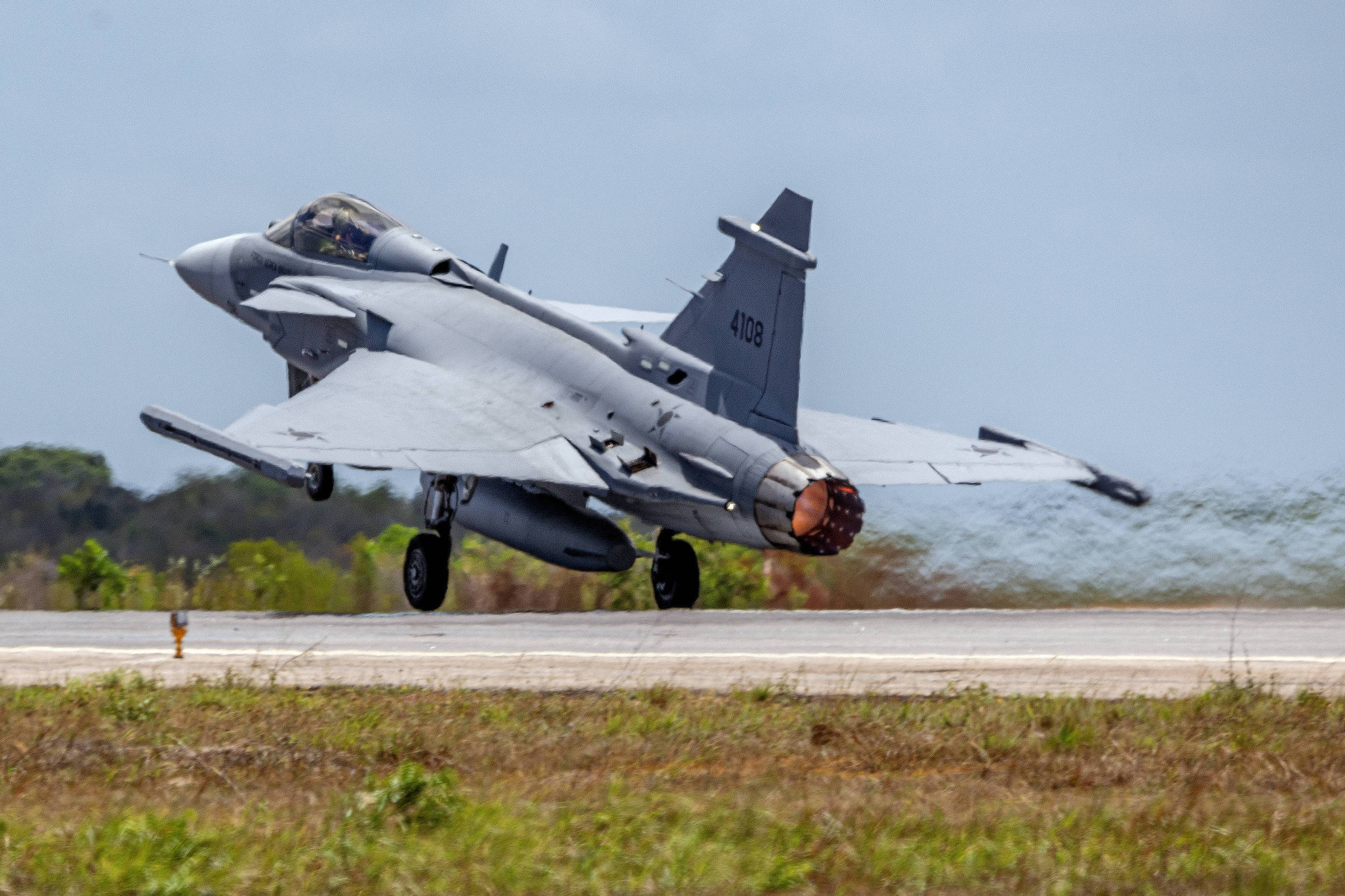 Colômbia firma contrato para aquisição de 17 caças Gripen em acordo estratégico para o Brasil