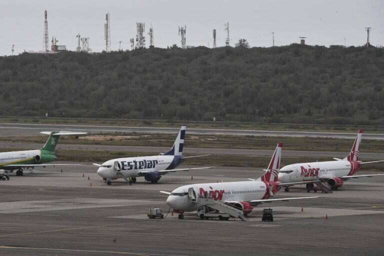 Cancelamento de voos para a Venezuela por companhias aéreas após alerta dos EUA