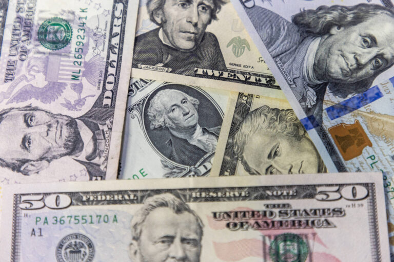 Dólar inicia leve alta com foco em dados econômicos dos EUA
