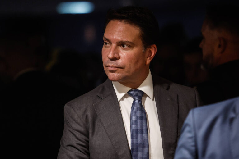 Deputado Ramagem afirma que seguirá atuando do exterior após prisão decretada