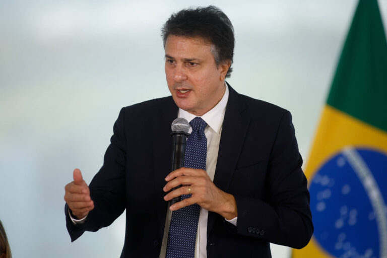 Ministro garante que Enem 2025 não será cancelado após suposto vazamento