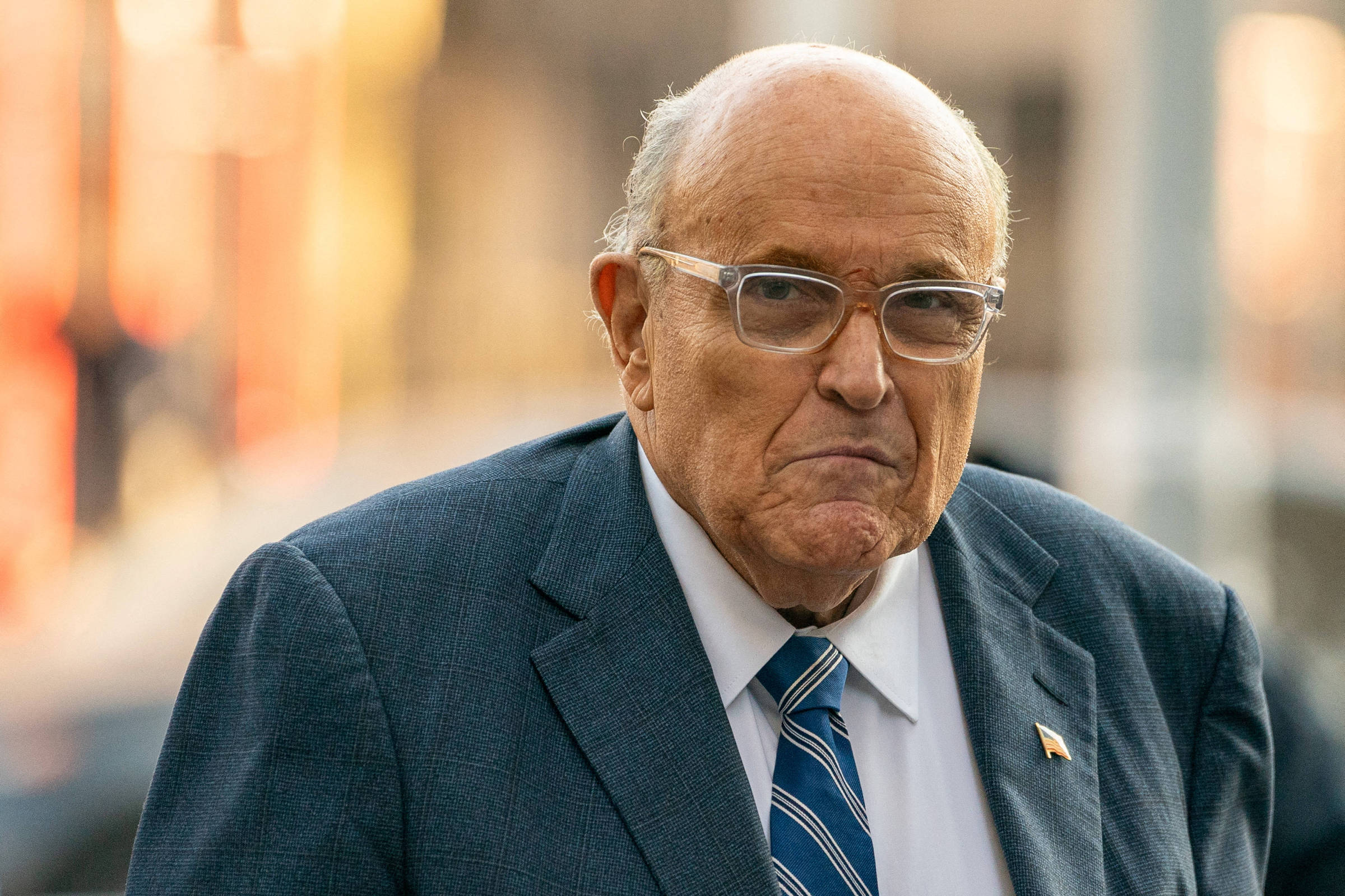 Trump perdoa 76 aliados e Giuliani por tentativas de reverter eleição de 2020
