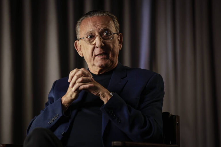 Galvão Bueno deixa hospital após tratamento de pneumonia viral