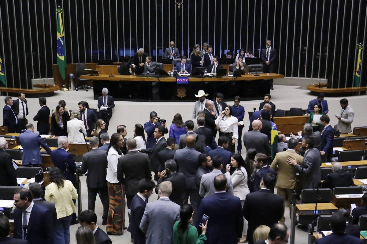 Câmara aprova coleta obrigatória de DNA de presos em regime fechado