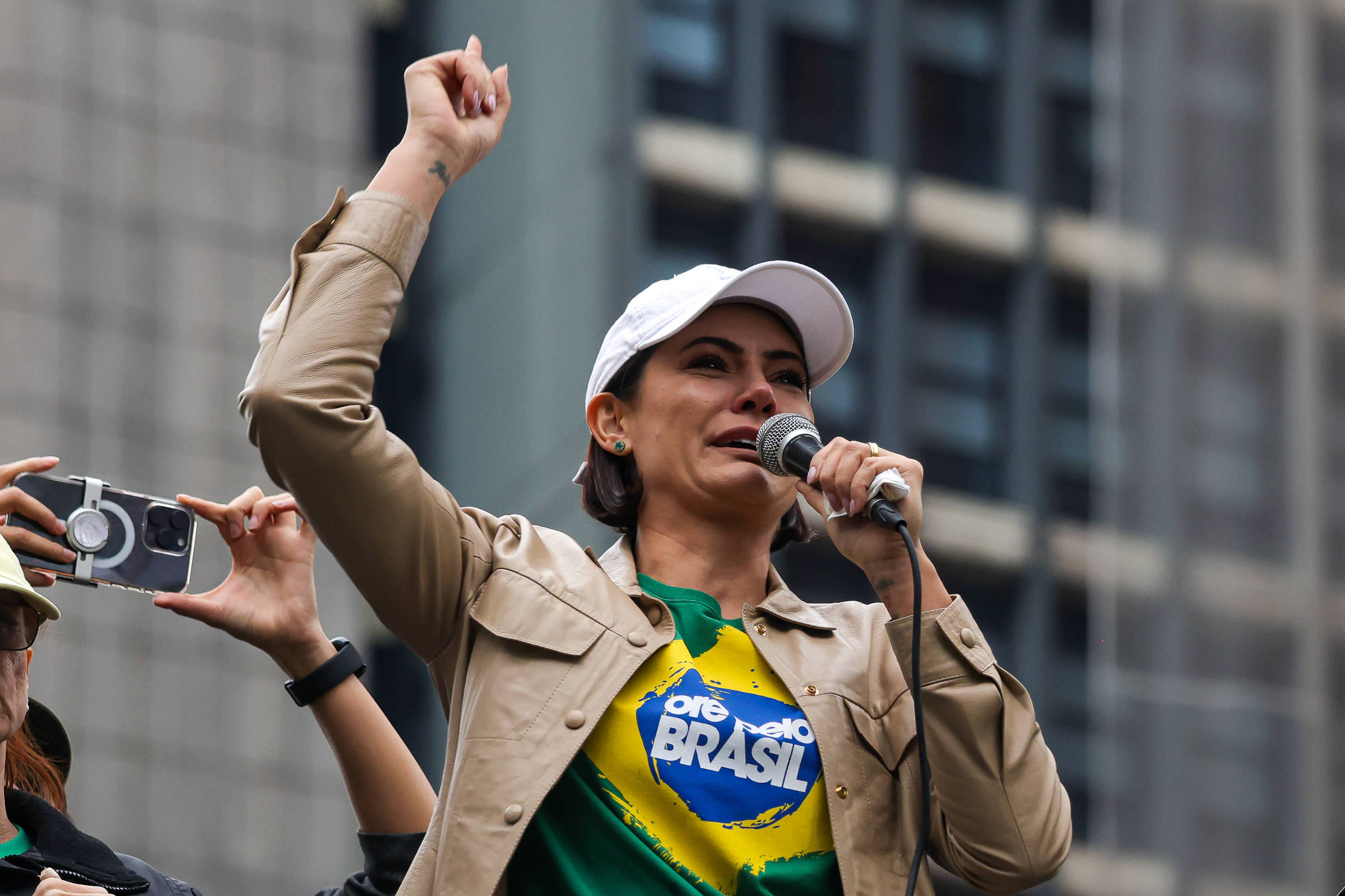 Michelle Bolsonaro expressa fé na justiça divina após prisão do marido