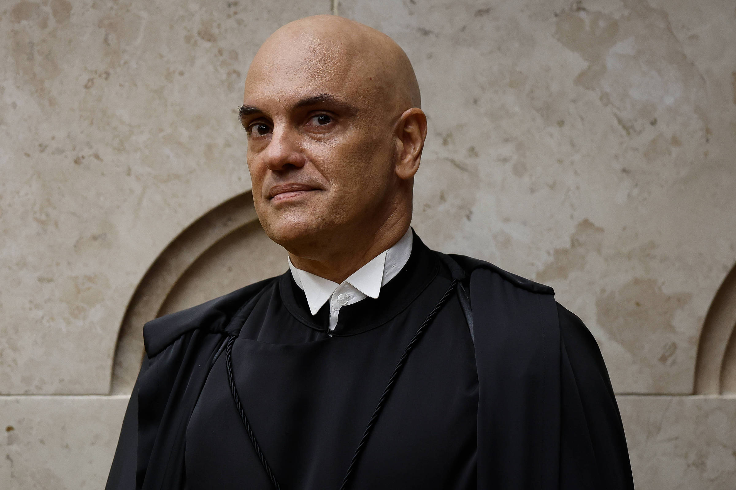 Moraes solicita sessão da 1ª Turma do STF para referendar prisão de Bolsonaro