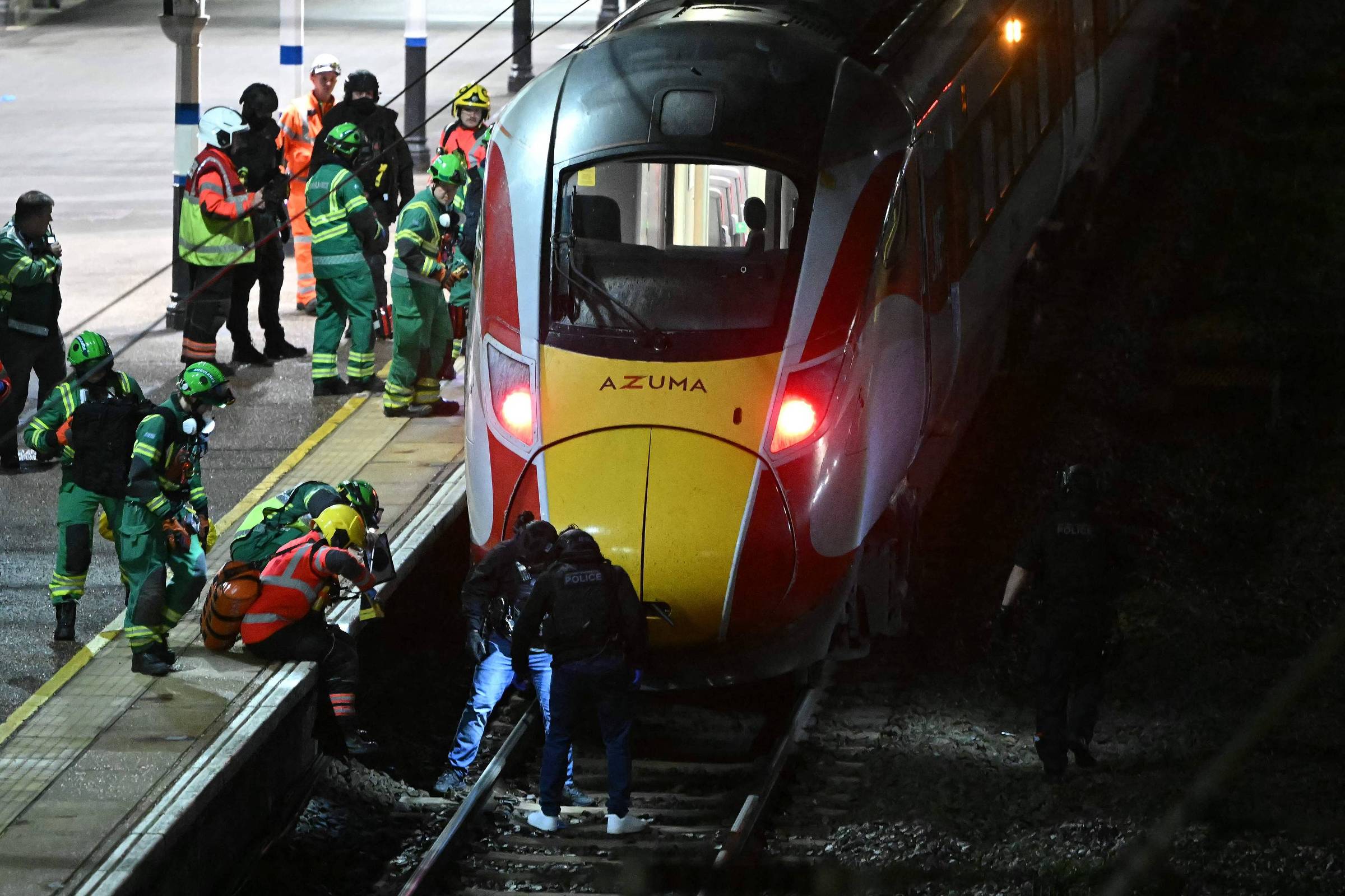 Ataque a faca em trem na Inglaterra fere 10 pessoas