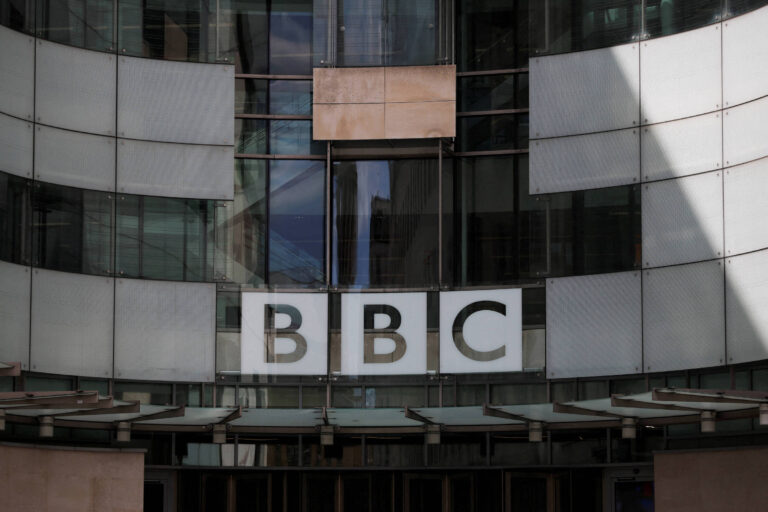 Parlamento britânico exige explicações da BBC sobre acusações de manipulação
