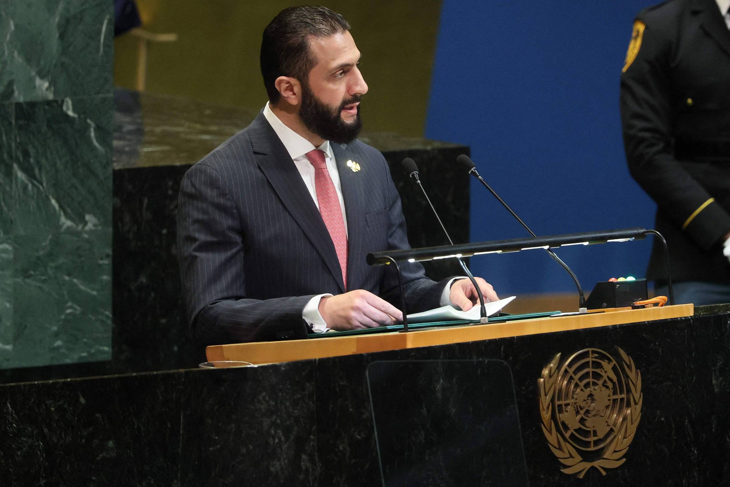 EUA suspendem sanções contra líder sírio Ahmad al-Sharaa