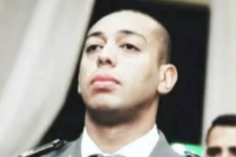 Policial simula tiro que matou lutador Leandro Lo durante julgamento